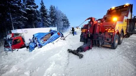GICK ITU. Kraften i kollisionen delade personbilen i två delar och de två som åkte i den omkom sannolikt omedelbart.