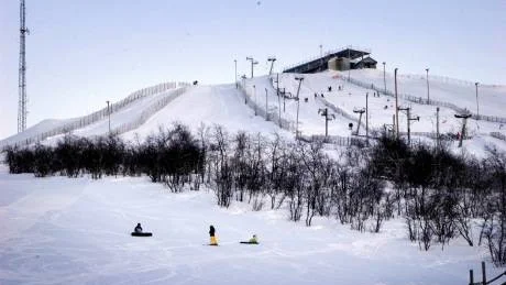 I går var det full fart i Luossabacken i Kiruna. Men frågan om köpet av anläggningen är långt ifrån klar - och nu finns det risk för att backen stängs i februari.