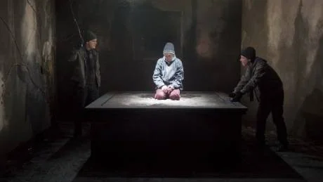 UTSATT. Elisabeth Wernesjö spelar den tolvåringe Oskar i Uppsala stadsteaters uppsättning av Låt den rätte komma in.Foto: Linus Meyer