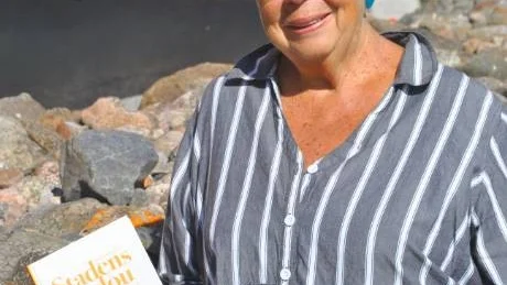 SPÄNNANDE HISTORIA. Författaren Sara Frykmans intresse för Haparanda har resulterat i boken Stadens clou - historien om Haparanda stadshotell. Foto: Cecilia Ländin