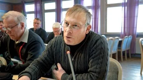 BATALA TILL EKFORS. "Jag är inte någon vän av Mikael Styrman", sade Ulf Hannu (C) som trots det uppmanade kommunborna att betala nätavgiften till Ekfors energi.