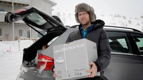 FLYTTKARL. Pelle Henriksson från Gällivare flyttar in i sin lägenhet i nybyggda Solpiggen i Riksgränsen.