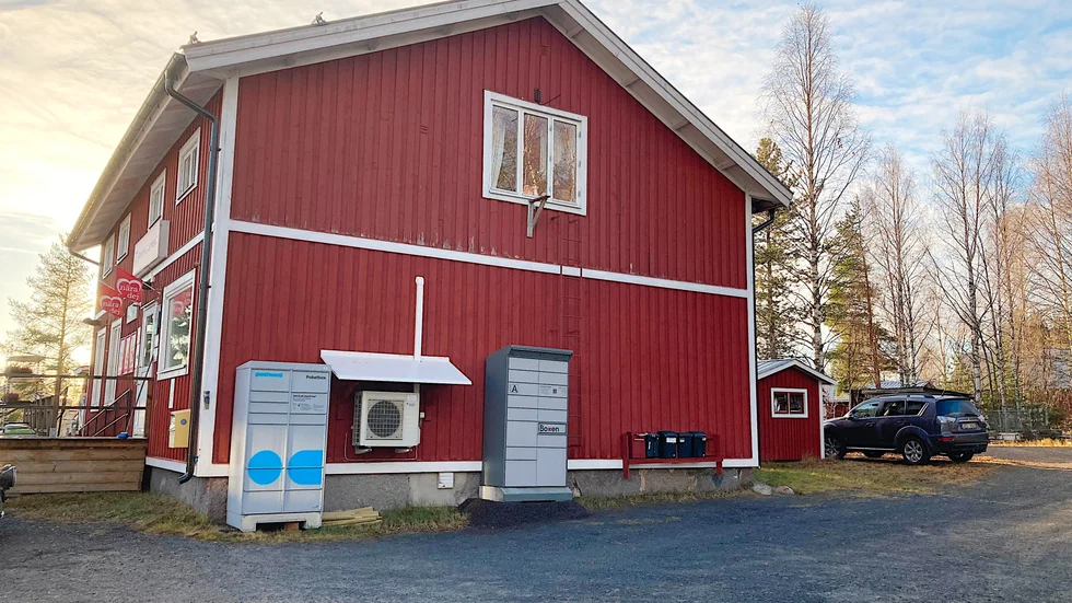 Gunnarsbyn har inte bara en utan två paketboxar som står sida vid sida mot lanthandeln i byn. " Vi har fått tillåtelse att sätta upp en paketbox där, säger Ove Eriksson, Postnord.