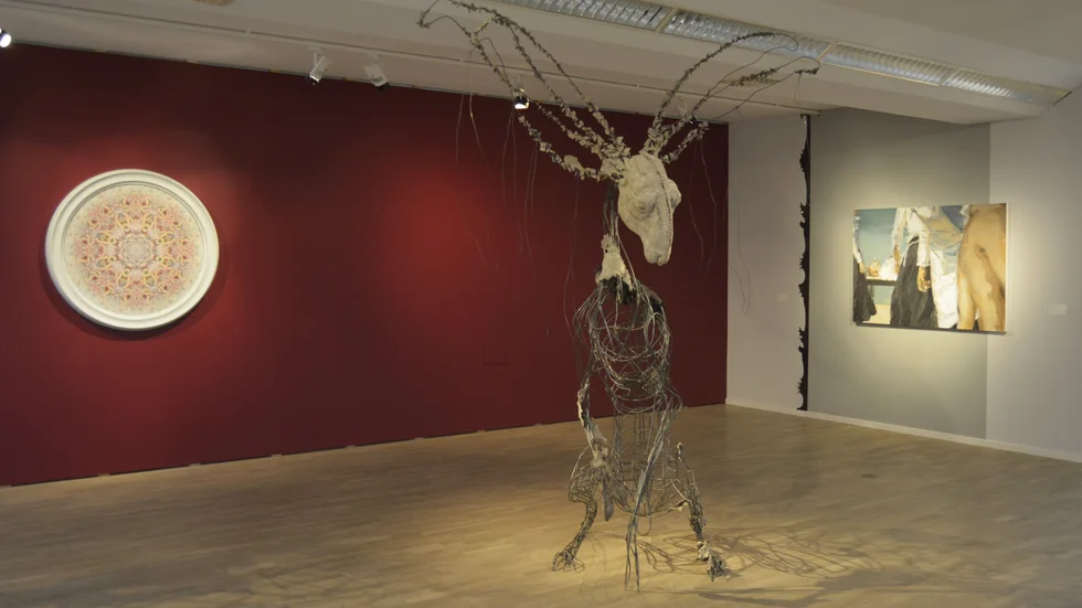 Camilla Akrakas starkt uttrycksfulla skulptur ”Haren” samverkar med två av hennes bilder.