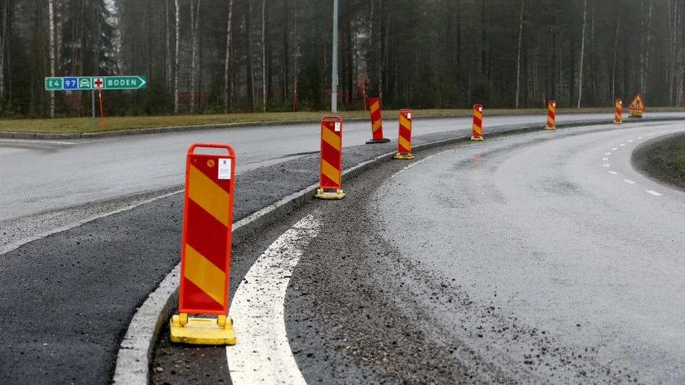 Masspunktering. Flera bilister drabbades av punktering invid de så kallade Rostbollen under måndagskvällen. Orsaken var ett betongfundament.