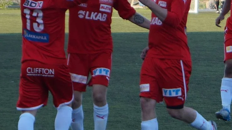 KIRUNAJUBEL. 4-0-skytten Per-Anders Pokka och hans Kiruna FF hade ett halvdussin anledningar att jubla vid krossen av malmfältsrivalen Gällivare/Malmberget.