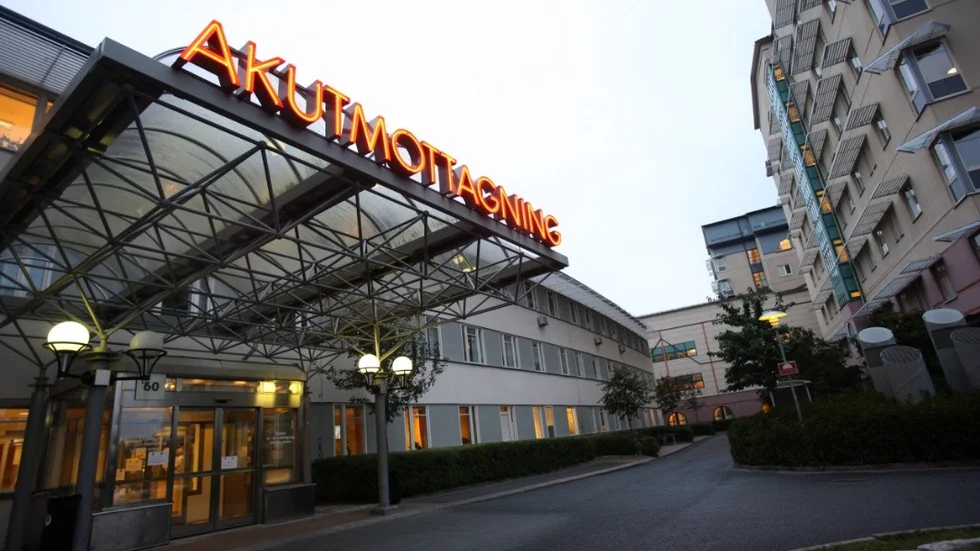Den skadade kvinnan är förd till Akademiska sjukhuset i Uppsala.