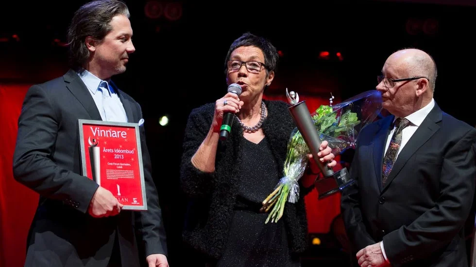 VAN VINNARE. Britt-Louise Lundberg, Coop Forum Storheden, utsågs till Årets idéombud på Svenska Spels gala, Priset fick hon ta emot av Matte Carlsson och Willy Björklund, från tv-programmet Bygglov.