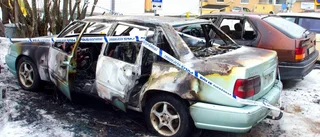 Polisen söker vittnen efter bilbränder