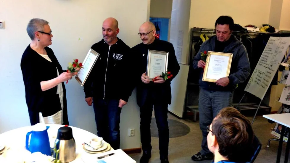 Prisade herrar. Ordförande för Mobbingjouren Mod delar ut diplom till Jan Karlsson, Bernt Johansson och Thord Backman för de insatser de utfört på sina arbetsplatser.