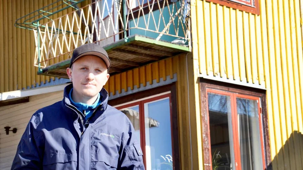 Öppet för vädring. Balkongdörren står öppen. Kristoffer Hjort kom undan med rökdoft och en riven vägg. "Jag vet inte vad jag ska säga. Tur i oturen, kanske".