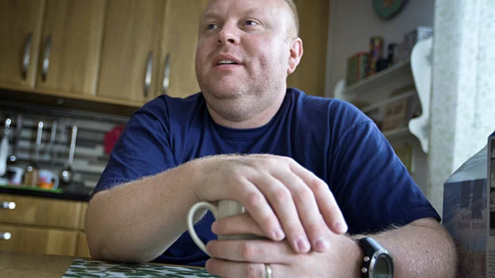 Fotar. Simon Elliott ska snart vandra Upplandsleden, och då tar han kameran med sig.
