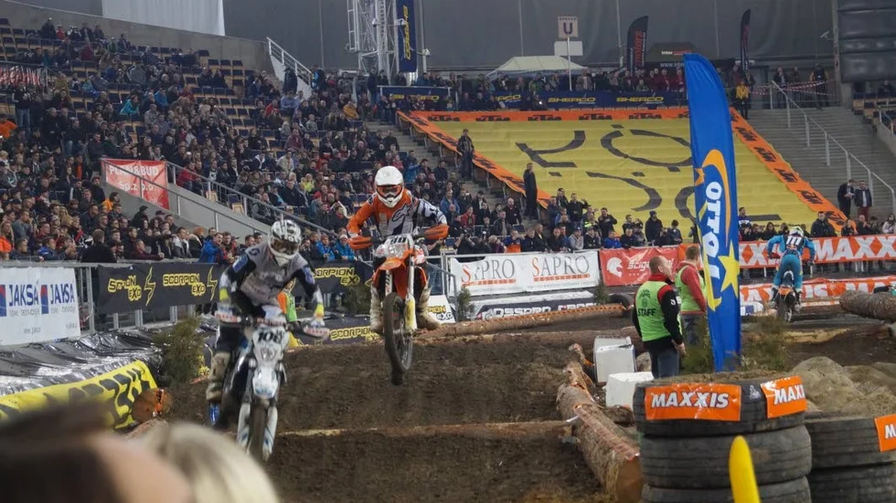 Succédebut. John Nyström, Östhammars MK, med start nummer 90 kvalade i till finalen när det vankades superenduro-VM i Polen.