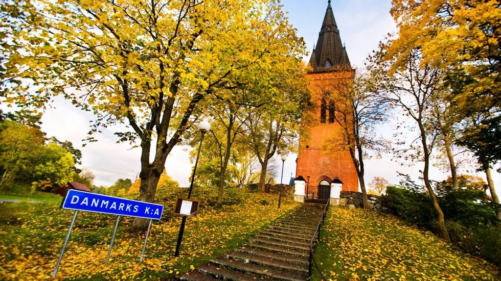 Danmarks kyrka en solig höstdag. Bilden är en arkivbild.