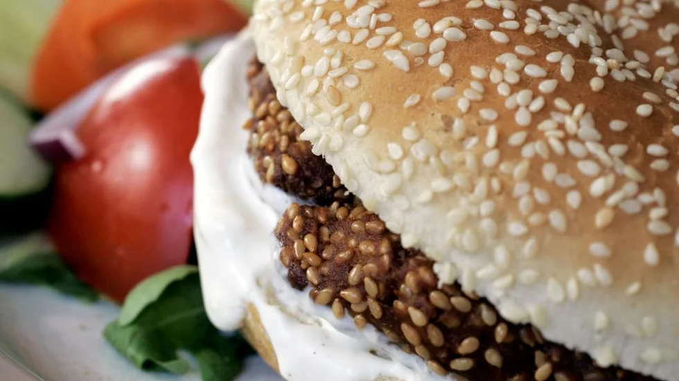 Personalen på en hamburgerrestaurang hotades av påverkad man natten till torsdag.