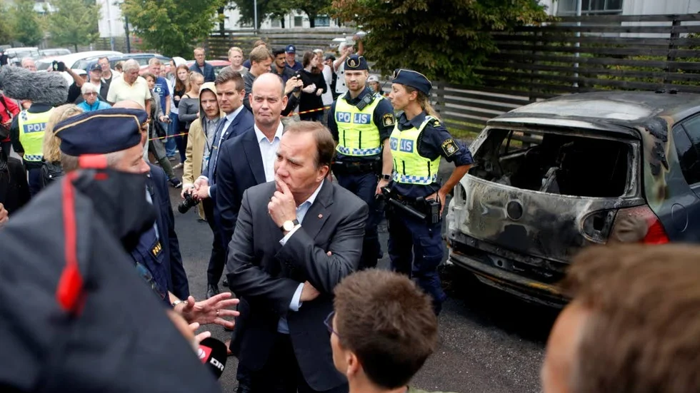 Stefan Löfven besöker Västra Frölunda, ett av de drabbade områderna.