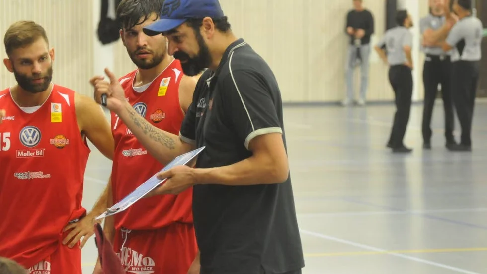 Uppsala Baskets nye coach Jens Tillman har nio nyförvärv i truppen.