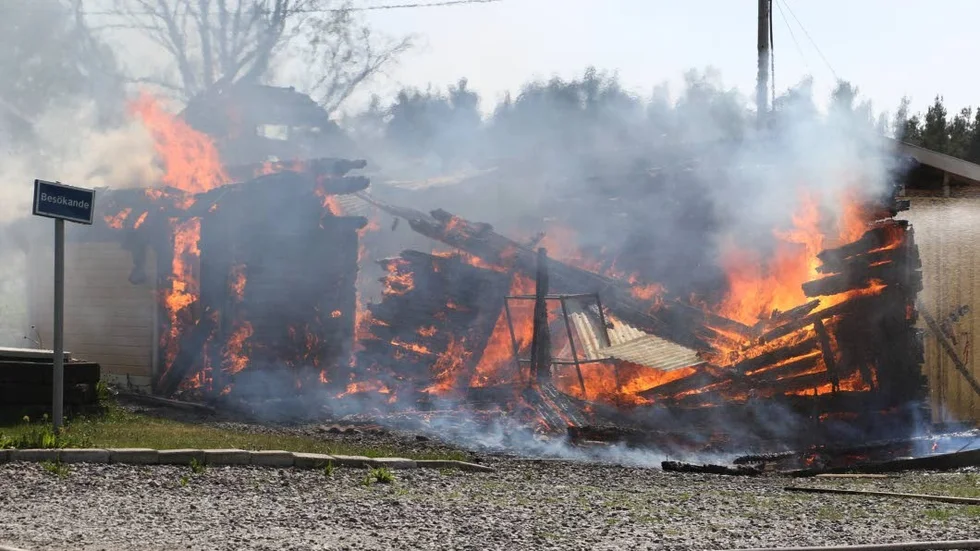 Ett uthus brann ner i Herresta. Risken för spridning var stor vid denna, samt vid flera andra bränder under söndagen.