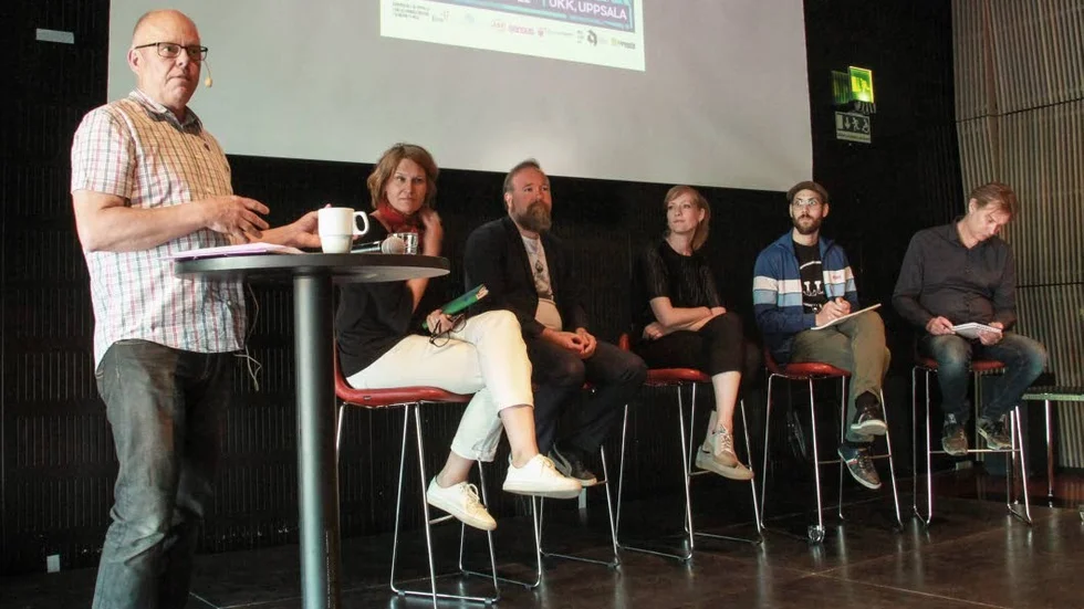 Moderator Thomas Östlund med paneldeltagarna Kajsa Ravin, Johan Söderman, Linda Brandemark, Johan Lindgren och Joppe Pihlgren.