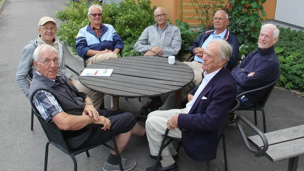 Grabbarna runt bordet: Lars-Erik Johansson, Nils Dahlin, Bosse Lindström, Lars-Göran Martini, Lennart Holkedahl, Jörgen Pettersson och Hagart Jansson.