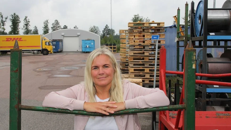 Söderforspolitikern Linda Friberg är affischnamnet i en valfilm där Socialdemokraterna säger nej till privatiseringar inom vården.