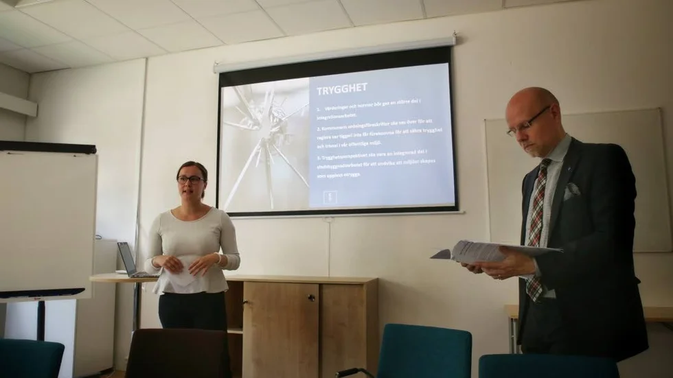 Jonas Segersam och Mimmi Westerlund presenterar Kristdemokraternas kommunala valmanifest på ett äldreboende i centrala Uppsala.