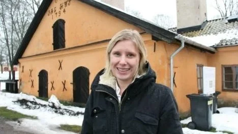 Åsa Hofring, vd på Vallonbruken i Uppland, framför brukskontoret i Österbybruk.