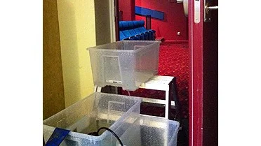 Vattenfylld biosalong hos Filmstaden.