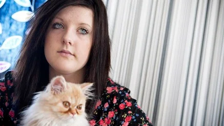 Jennifer Blom med katten Pysen.