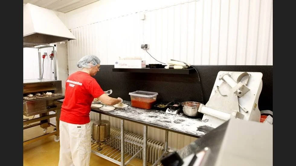 Recepten från förr följs till punkt och pricka, och pizzorna sätts ihop för hand.