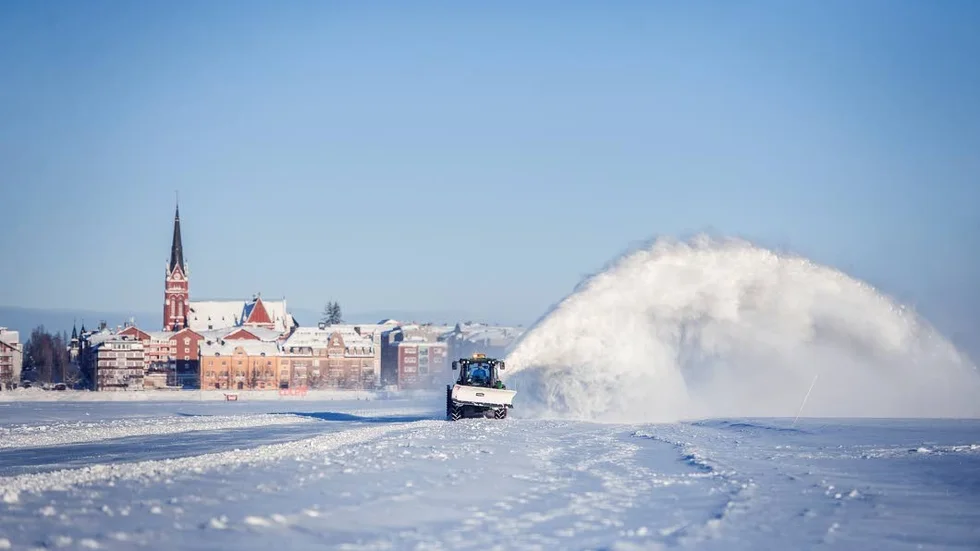 Kultur- och f ritidsförvaltningen har investerat i en ny snöslunga som pallar även blöt snö och vatten vilket i slutändan ska öka tillgängligheten på isbanan ytterligare. Snöslungan på bilden är av en annan typ.