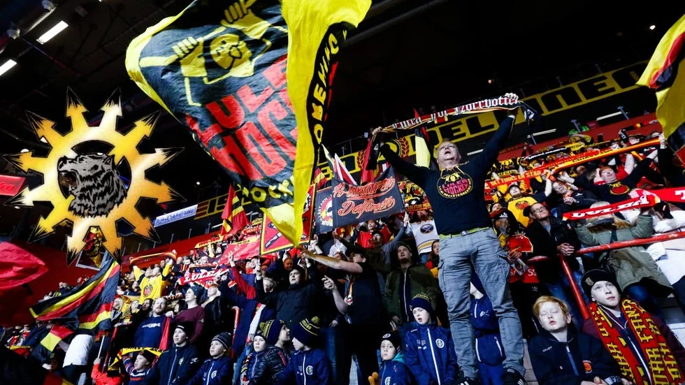 Luleåfans ordförande Stefan Baudin förklarar hur klackens ramsor skapas.