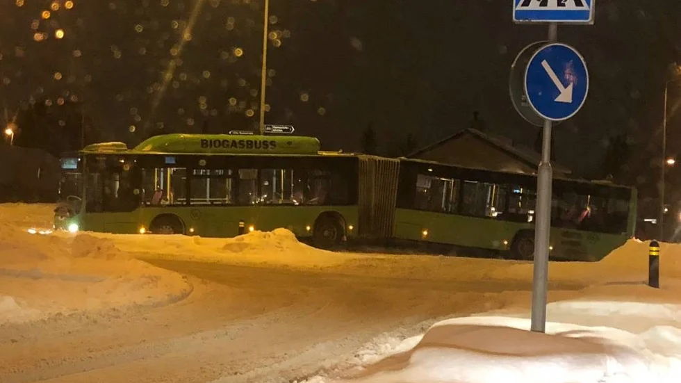 Buss har fastnat i rondell.