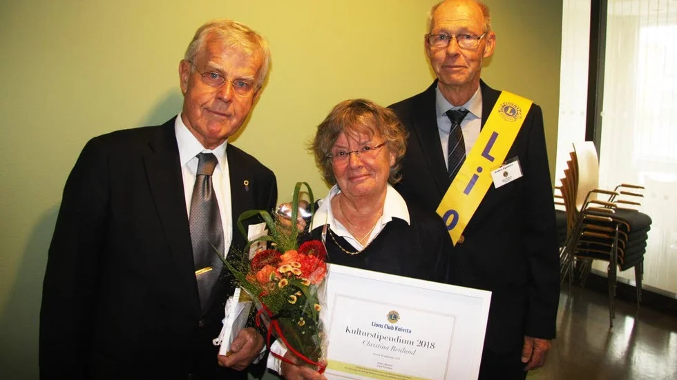 Stipendiat Christina Renlund flankerad av Per Lindfors, stipendiekommitténs ordförande och Anders Egemalm, president i Lions Club Knivsta.