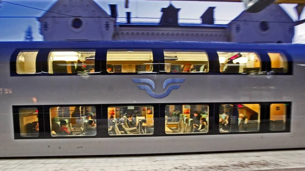 SJ har ställt in avgångar till och från Enköping på grund av vagnsbrist. Det gör att andra avgångar blivit överfulla.