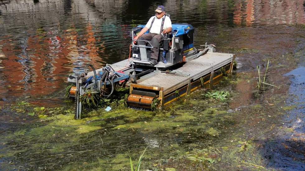 Fyrisån är beväxt av gräs. Foto: Anders Öström klipper Fyrisån.