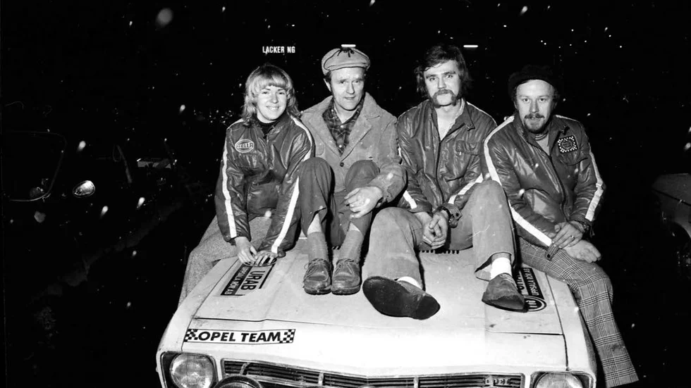 Segrarna 1973. Arne och Sören Käll (i mitten) gratuleras av tävlingens tvåa, Barbro och Lennart Bromark efter den överraskande segern i en snöig Roslagsvals för 42 år sedan.