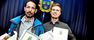 Dubbla hjältar i brandröken