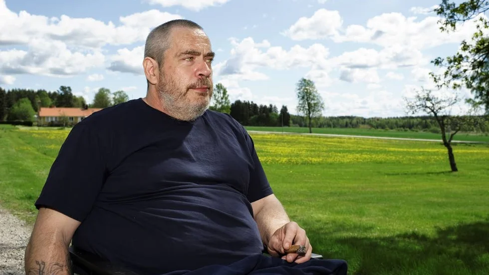 – Jag tycker att det är fel att bygga ett rum på ett sådant ställe, säger Mikael Fallenkrans som upplever att han inte har tillgång till delar av lokalerna då han sitter i rullstol.