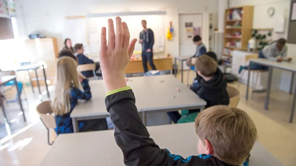 ENKÖPING 20130411
Regeringen avsatte i fjol pengar till karriärtjänster i skolan.
 Men en fjärdedel av tjänsterna tillsattes aldrig - och över nio av tio tillsatta tjänster är tidsbegränsade.
En elev räcker upp handen när en lärare undervisar i ämnet svenska för elever i fjärde klass 
Foto: Fredrik Sandberg / SCANPIX / Kod 10180