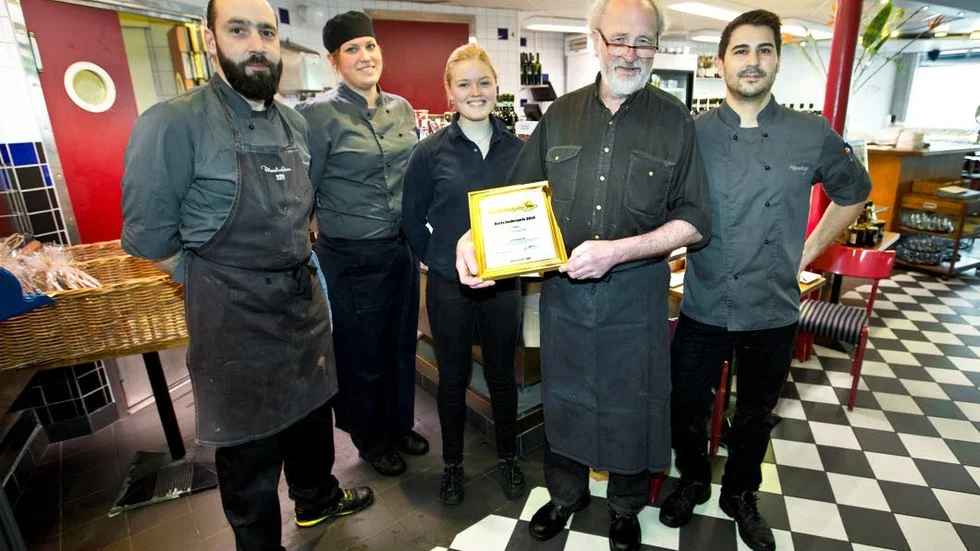 Hederspris till Hambergs. Från vänster: Lackis Bergström, Susanne Lindgren, Lisa Rygård, J-C Hamberg och Artin Haghnazarian.