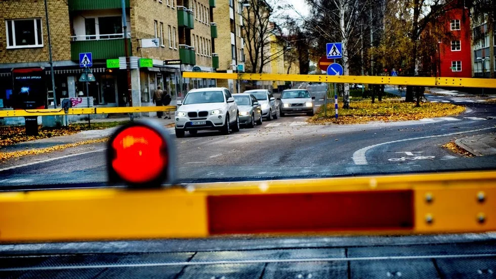 Byggstarten för tunnlarna under järnvägen i centrala Uppsala försenas ytterligare.