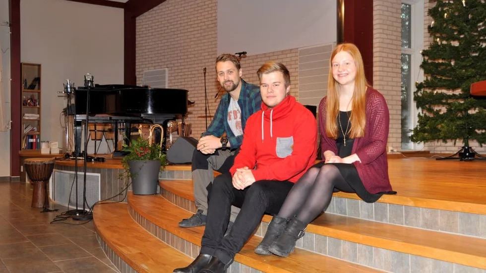 Patrik Jonsér, Hampus Breidenskog och Adina Eriksson är alla engagerade i den traditionella nyårsrevyn i Furuhöjdskyrkan i Alunda. Fast numera har den mer formen av en dramamusikal.