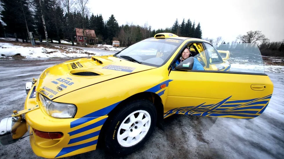 Snart skrot. Dick Wicksell i den gula Subaru Imprezan som totalförstördes i den våldsamma kraschen i Hässleholm i augusti 2008.