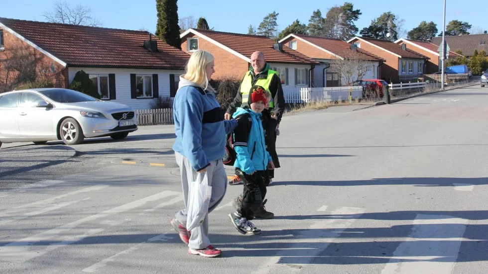 Trafiksäkrare nu. Lars Kjellman agerade spontan trafikvakt strax  efter olyckan på Forsbyvägen. Över vägen går Ann-Sofie Wahlner med Alexander Wahlner och Viktoria Limont.