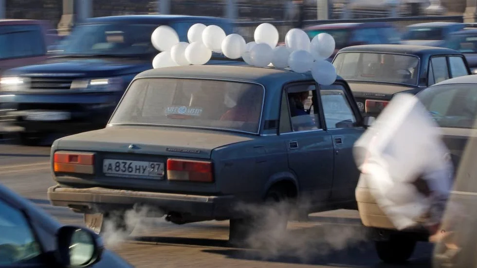 Flygande bil? En rysk Lada tar all hjälp den kan få. Liksom det ryska samhället borde.