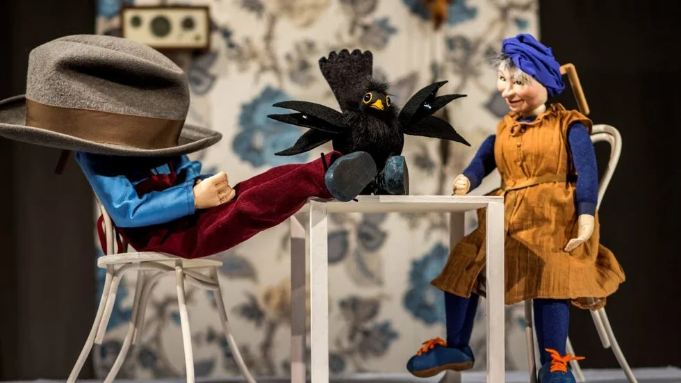 Fågelvän. Herrskapet Meier får en fågelunge att ta hand om i Teater Spektaklets nya föreställning.