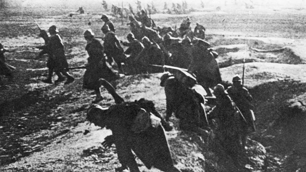 Så här såg det ut när franska soldater gick till attack vid Verdun 1916. Frankrike förlorade nästan 1,4 miljoner soldater under första världskriget.