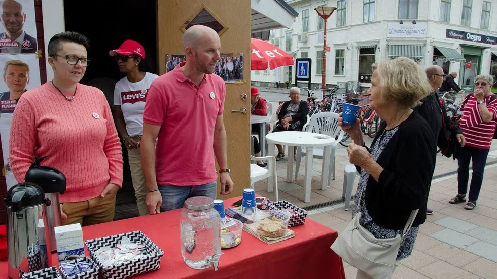 Här syns Claes Nordmark, under valstugearbete pratandes med en väljare.