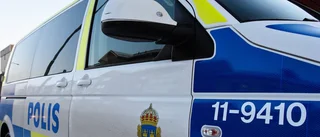 Försökte resa sig under färd i polisbuss – åtalas för brott 